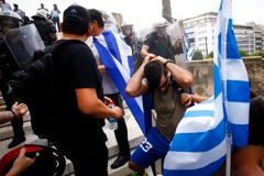 Συλλαλητήριο: Επεισόδια στη Βουλή - Εισέβαλαν στο προαύλιο και προκάλεσαν φθορές σε βουλευτικά αυτοκίνητα [Βίντεο]