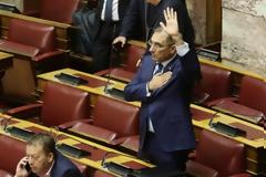 Η απίστευτη στιγμή που ο Δ. Καμμένος ψηφίζει «ναι» στην πρόταση δυσπιστίας -Εκανε τον σταυρό του, έβαλε το χέρι στην καρδιά [Βίντεο-Εικόνες]