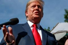 Τραμπ μετά το σάλο: Αστειεύτηκα όταν έλεγα ότι θέλω να κάθονται προσοχή μπροστά μου όπως στον Κιμ