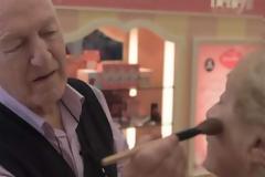 Συγκινητικό: Ενας 84χρονος έμαθε να κάνει το μακιγιάζ της συζύγου του προτού χάσει τελείως την όρασή της