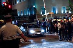 Επίθεση με ρόπαλα σε αυτοκίνητα βουλευτών