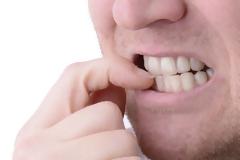 Δείτε από τι κινδυνεύετε αν τρώτε τα νύχια σας!