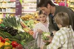 Τρεις τρόποι για να οικοδομήσετε συνήθειες υγιεινής διατροφής στα παιδιά