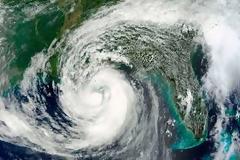 ΤΡΟΜΟΣ: Αεροπλάνο πέρασε μέσα από τον τυφώνα [video]