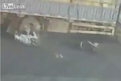 ΑΠΙΣΤΕΥΤΟ βίντεο: Τον πάτησε φορτηγό και αυτός δεν έπαθε απολύτως τίποτα...