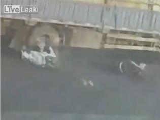 Φωτογραφία για ΑΠΙΣΤΕΥΤΟ βίντεο: Τον πάτησε φορτηγό και αυτός δεν έπαθε απολύτως τίποτα...