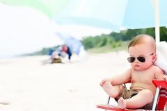 Τι να προσέξετε με ένα μωρό κάτω των 6 μηνών στη θάλασσα