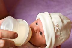 Ήταν τόσο μικρούλα που την βάλανε μέσα σε σακούλα για να μεγαλώσει! [photos]