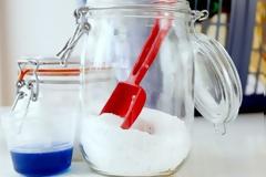 4 μοναδικές χρήσεις της μαγειρικής σόδας στα ρούχα του πλυντηρίου