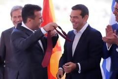 Πρέσπες: Ο Ζάεφ έβγαλε την γραβάτα του και την χάρισε στον Τσίπρα (ΦΩΤΟ & ΒΙΝΤΕΟ)