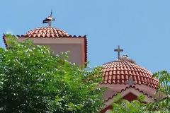 Καλύβια: Τα πελαργάκια της εκκλησίας… (φωτο)