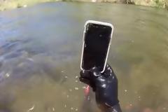 Έχασε το κινητό της στον βυθό και δύο βδομάδες μετά το βρήκε δύτης και... [video]