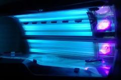 Ηλιοθεραπεία: Βοηθάει το σολάριουμ πριν πάτε διακοπές για να μην καείτε; [video]