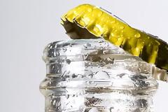 Μείνατε από ανοιχτήρι; Δείτε πως θα ανοίξετε την μπύρα με ένα κομμάτι χαρτί [video]