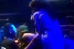 Ο άτακτος θεατής πήρε το μάθημά του - Έβαλε χέρι σε τραγουδίστρια κι έφαγε κλωτσιά στο κεφάλι [video]