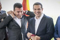 BBC για την τελετή της υπογραφής: Θύμιζε σκηνικό για την τέλεση... γάμου!