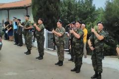 Σπαραγμός στην κηδεία του 31χρονου λοχία που σκοτώθηκε σε τροχαίο την περασμένη Πέμπτη [photo]