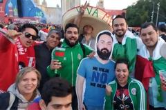 Έφαγε... παντόφλα, δεν πήγε Μουντιάλ και οι φίλοι του πήραν μαζί ομοίωμά του