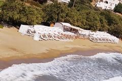 Lefko beach bar: Το καλοκαίρι στην Τήνο απέκτησε το δικό του σήμα κατατεθέν