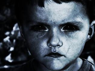 Φωτογραφία για Το παιδί με τα μαύρα μάτια επέστρεψε και προκαλεί τρόμο - Έχει να εμφανιστεί 30 χρόνια!