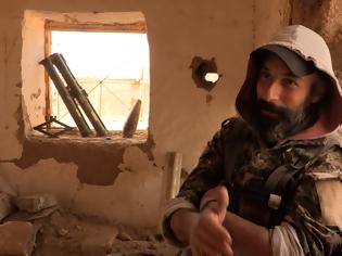 Φωτογραφία για 'Eλληνας αναρχικός που μάχεται κατά του ISIS μιλά στην κάμερα για όλα όσα ζει στο μέτωπο του πολέμου στη Ροζάβα