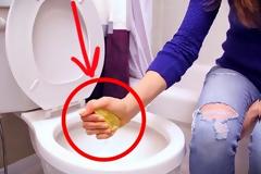 Ρίχνει σε ένα λεμόνι χοντρό αλάτι και το στύβει στην λεκάνη της τουαλέτας - Αυτό που ακολουθεί αμέσως μετά είναι εκπληκτικό [video]