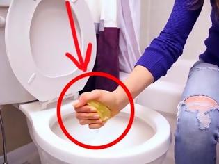 Φωτογραφία για Ρίχνει σε ένα λεμόνι χοντρό αλάτι και το στύβει στην λεκάνη της τουαλέτας - Αυτό που ακολουθεί αμέσως μετά είναι εκπληκτικό [video]