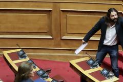 «Η Μακεδονία είναι ελληνική» φώναξε ο Μπαρμπαρούσης βγαίνοντας από την ΓΑΔΑ (ΒΙΝΤΕΟ)