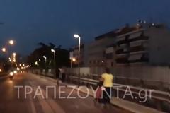 Σκηνές που κόβουν την ανάσα: Οδηγός ΙΧ «καβαλάει» τον ποδηλατόδρομο στα Πετράλωνα και σπέρνει πανικό (βίντεο)