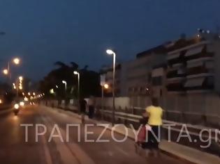 Φωτογραφία για Σκηνές που κόβουν την ανάσα: Οδηγός ΙΧ «καβαλάει» τον ποδηλατόδρομο στα Πετράλωνα και σπέρνει πανικό (βίντεο)
