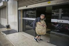 Επίθεση με σανό στα γραφεία των ΑΝ.ΕΛ. στην Αθήνα [εικόνες]