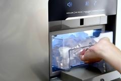 Μεγάλη προσοχή: Να γιατί είναι επικίνδυνα τα παγάκια από το ψυγείο...