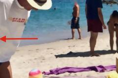 Άντρας φτάνει στην παραλία και όλοι οι τουρίστες στρέφουν τα βλέμματα πάνω του. Για προσέξτε τι σέρνει πίσω του… Θα μείνετε!