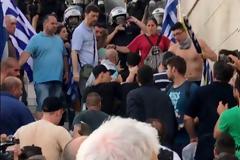 Τι είναι προδοσία; Διαδηλωτές συλλαμβάνουν διαδηλωτή και τον παραδίδουν στους μπάτσους.