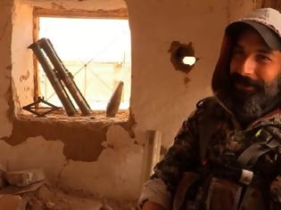 Φωτογραφία για Μέλος του Ρουβίκωνα πολεμάει στη Ράκα κατά των Ισλαμιστών: «Μεγάλωσα χωρίς εθνική συνείδηση» [Βίντεο]