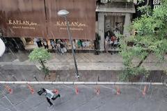 Φωτογραφίες: Πλημμύρισε η Μητροπόλεως από την έντονη βροχή