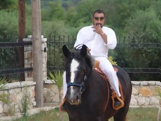 Φωτογραφία για Αρτέμης Σώρρας: Ο... δισεκατομμυριούχος που πίστευε ότι θα είναι μια ζωή «καβάλα στο άλογο»