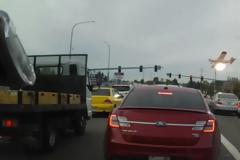 ΒΙΝΤΕΟ ΣΟΚ - Φλεγόμενο αεροπλάνο συνθλίβεται σε αυτοκινητόδρομο on camera [video]