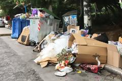 Σε ασφυξία το λεκανοπέδιο: Πάνω από 16.000 τόνοι απορρίμματα στους δρόμους