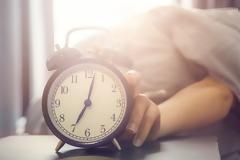 Aυτή είναι η ακριβής ώρα που πρέπει να κοιμάσαι αν ξυπνάς κάθε πρωί στις 7