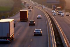 Αναρωτηθήκατε ποτέ γιατί στο Ηνωμένο Βασίλειο οδηγούν στην αριστερή πλευρά του δρόμου;