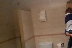 Τρόμος: Μπήκε στην τουαλέτα και βρήκε... [photo]