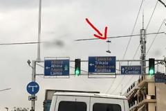 Έχετε δει ποτέ κρεμασμένα παπούτσια σε καλώδια της ΔΕΗ; Δείτε τι σημαίνει...