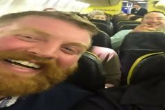 Συνάντησε των σωσία του μέσα στο αεροπλάνο που βρισκόταν [photo]