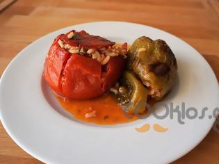 Φωτογραφία για Η συνταγή της Ημέρας: Ντομάτες και πιπεριές γεμιστές με κιμά