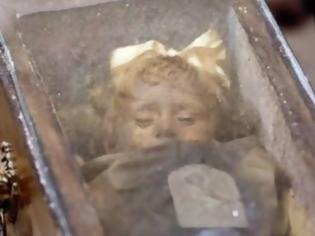 Φωτογραφία για Πανικός στους αρχαιολογικούς κύκλους για την μούμια μικρού κοριτσιού που ανοίγει τα μάτια της [video]