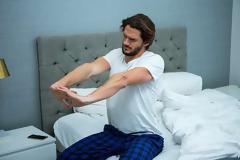 Γιατί ενώ κοιμάσαι οκτάωρο νιώθεις τρομερά κουρασμένος