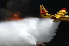 Συγκλονιστικό βίντεο - Δείτε μέσα από το πιλοτήριο τι σημαίνει να πετάς ένα Καναντέρ πάνω από τις φλόγες