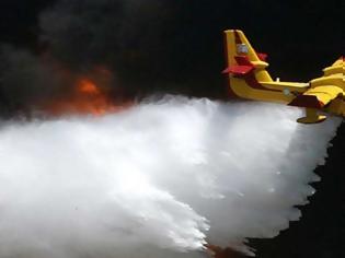 Φωτογραφία για Συγκλονιστικό βίντεο - Δείτε μέσα από το πιλοτήριο τι σημαίνει να πετάς ένα Καναντέρ πάνω από τις φλόγες