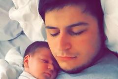 Αποκοιμήθηκε με το μωράκι του αγκαλιά – Το πλάκωσε και πέθανε